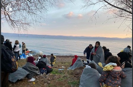 وصول أول قارب محمل باللاجئين إلى ليسبوس اليونانية بعد فتح تركيا حدودها مع أوروبا